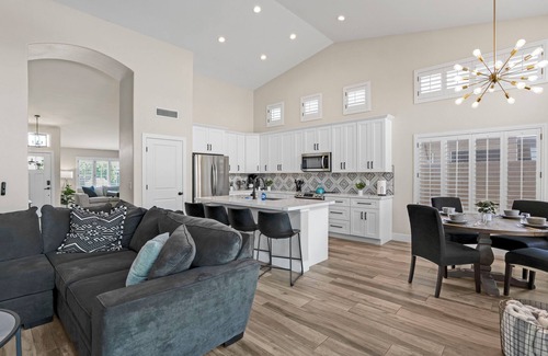 Pivotal Peoria Center House | Spacious 4 BR -SaltwaterHotTub -Pool -Sleeps 11