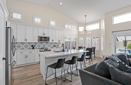 Pivotal Peoria Center House | Spacious 4 BR -SaltwaterHotTub -Pool -Sleeps 11