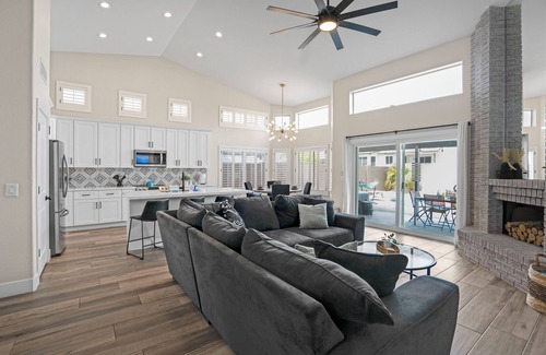 Pivotal Peoria Center House | Spacious 4 BR -SaltwaterHotTub -Pool -Sleeps 11