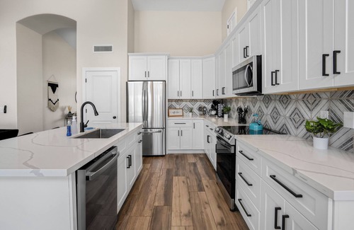 Pivotal Peoria Center House | Spacious 4 BR -SaltwaterHotTub -Pool -Sleeps 11