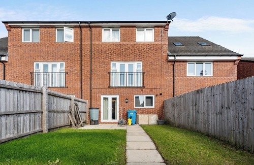 Manchester House | Spacious 4-Bed Home Near City Links
