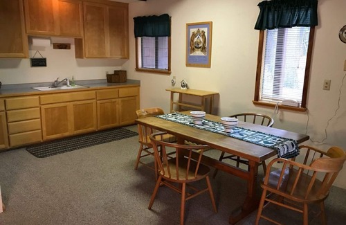 Bear Valley House | Spacious 4 Season Cabin, Ski in Winter, Lake in Summer