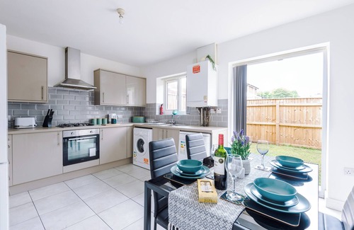 Manchester House | Spacious 4BR Home with WiFi & Parking 10 Mins to City Centre