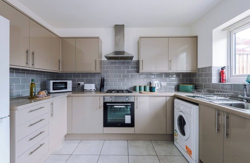 Manchester House | Spacious 4BR Home with WiFi & Parking 10 Mins to City Centre