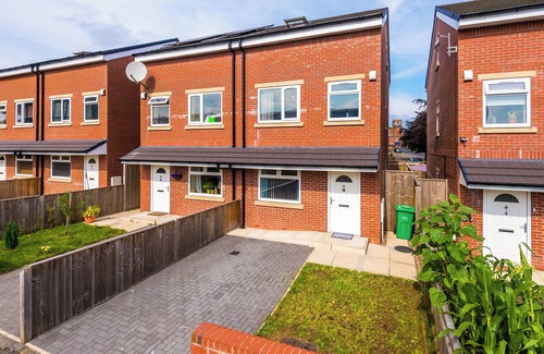 Manchester House | Spacious 4BR Home with WiFi & Parking 10 Mins to City Centre