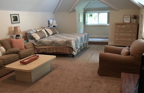 Valdosta House | Spacious 4BD/3BA Lakefront Estate in Country Club