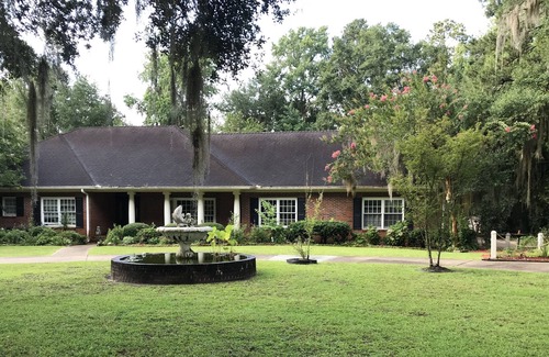 Valdosta House | Spacious 4BD/3BA Lakefront Estate in Country Club