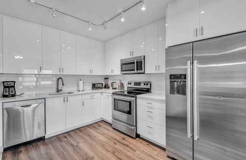 Central Business District Apartment | Spacious 4BD Condo-Sleeps 12-Walk to Bourbon St & Superdome