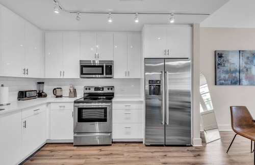 Central Business District Apartment | Spacious 4BD Condo-Sleeps 12-Walk to Bourbon St & Superdome