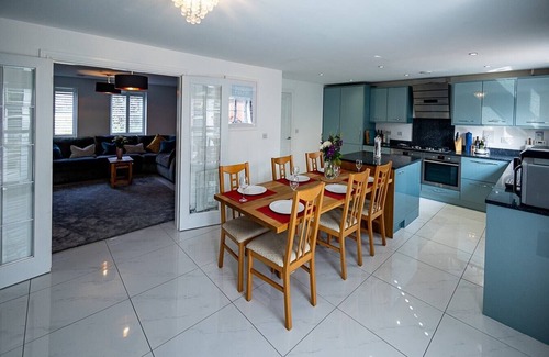 Romsey House | Spacious 4BD Home with Patio garden, BBQ and Parking