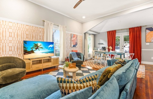 Durham House | Spacious 4BD - Sleeps 10 - Movie Night & BBQ