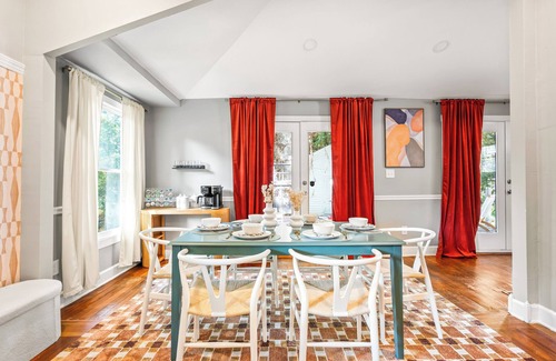 Durham House | Spacious 4BD - Sleeps 10 - Movie Night & BBQ