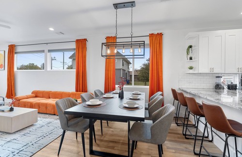 University Hills and Windsor Park House | Spacious 4BD Stay, 5 Mins to DT, Stunning Location!