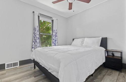 Niagara Falls House | Spacious 4BR 1BA close to the Falls