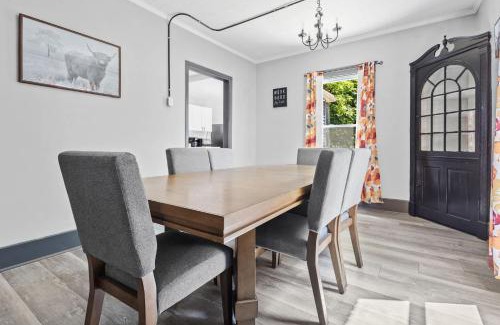 Niagara Falls House | Spacious 4BR 1BA close to the Falls