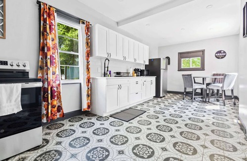 Niagara Falls House | Spacious 4BR, 1BA close to the Falls