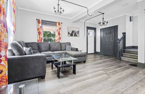 Niagara Falls House | Spacious 4BR, 1BA close to the Falls