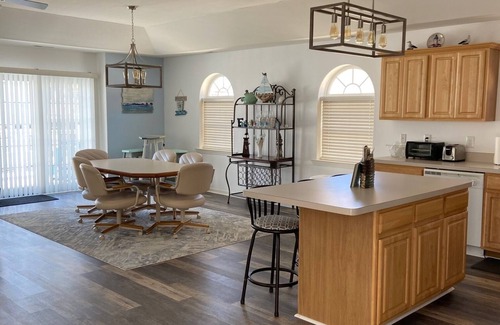 Wildwood House | SPACIOUS 4BR/2BA W/LARGE DECK & 4 CAR PARKING! ONLY 1.5 BLOCKS TO BEACH/BOARDS