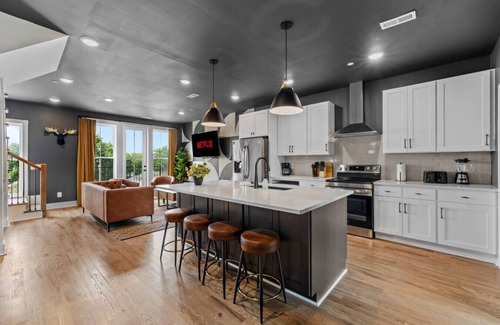 Talbot's Corner Apartment | Spacious 4BR Bachelor Retreat-Game Room & Rooftop!