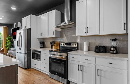 Talbot's Corner Apartment | Spacious 4BR Bachelor Retreat-Game Room & Rooftop!
