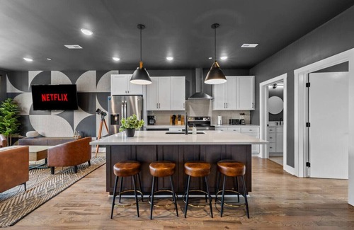 Talbot's Corner Apartment | Spacious 4BR Bachelor Retreat-Game Room & Rooftop!