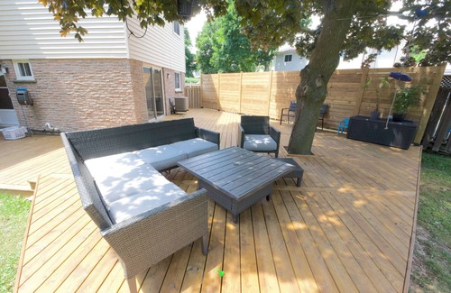 Pickering House | Spacious 4BR Big Yard Family, Business & Relocation-Friendly