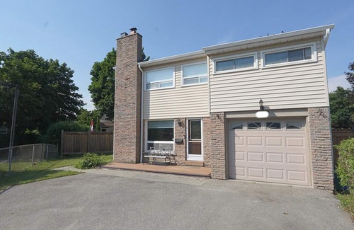 Pickering House | Spacious 4BR Big Yard Family, Business & Relocation-Friendly