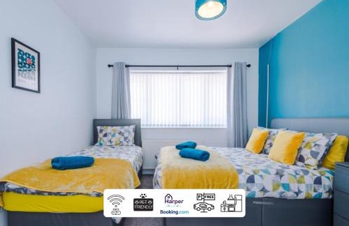 Buckley House | Spacious 4BR Detached Bungalow by Harperletting - Pool Table & Driveway, Buckley