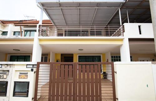 Kampung Terang House | Spacious 4BR Double Storey Home Balik Pulau