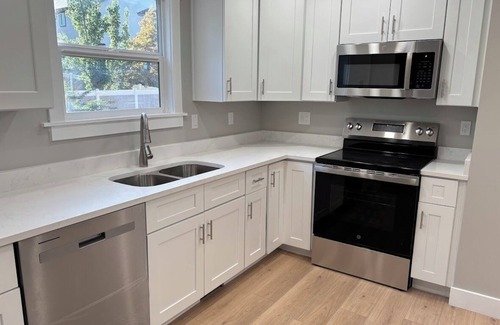 Sandy House | Spacious 4BR Family Home – Ski & City Access