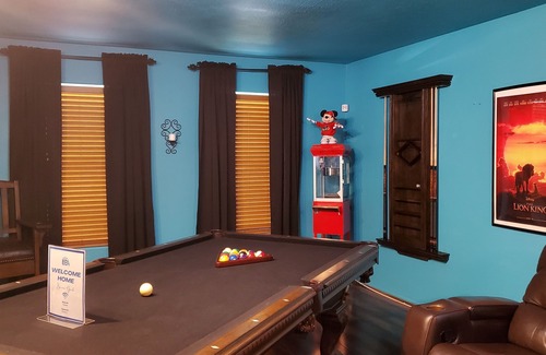 Houston House | Spacious 4BR Getaway - Theater, PS5, Pool Table