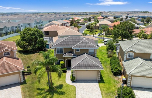 Bahama Bay Villa | 🌟 Spacious 4BR Getaway 🏡 Pool, Privacy & Near Parks 🎢