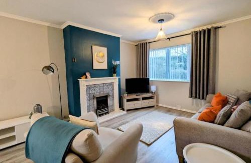 Balderton House | Spacious 4BR Home, Garden, Parking and WiFi, Perfect for Families & Crews