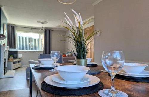 Balderton House | Spacious 4BR Home, Garden, Parking and WiFi, Perfect for Families & Crews