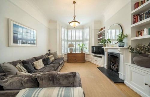 Charlton House | Spacious 4BR Home/Garden, Parking, 3 min to Train