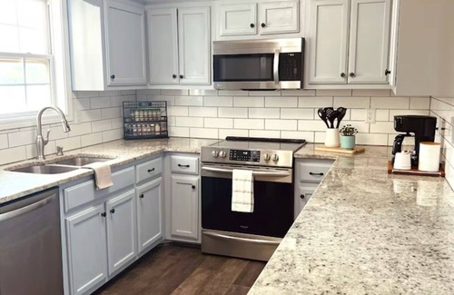 Clarksville House | Spacious 4BR -Hot Tub & Game Room – Near Winery & Distillery