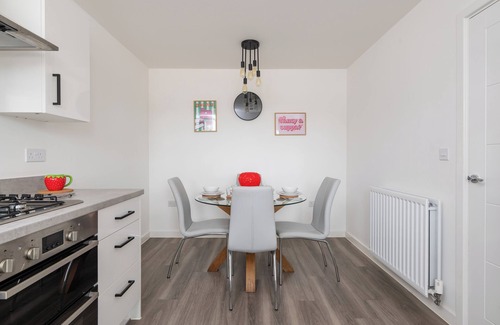 Milton Keynes House | Spacious 4BR House | EV Charger | 10 mins from Centre MK | Families | Contractor