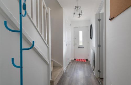 Milton Keynes House | Spacious 4BR House EV Parking Near Centre MK