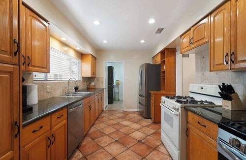 Pico - Robertson House | Spacious 4BR House w/Large Yard & Parking Prime LA