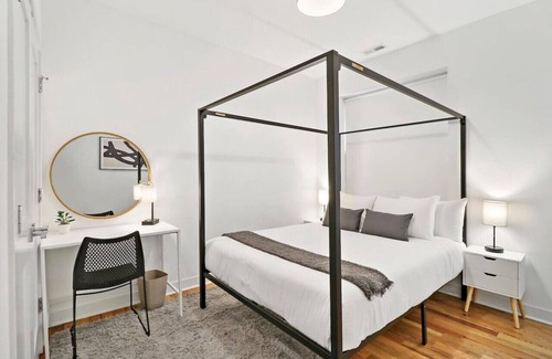 Pilsen Apartment | Spacious 4BR in Chicago w/Laundry!