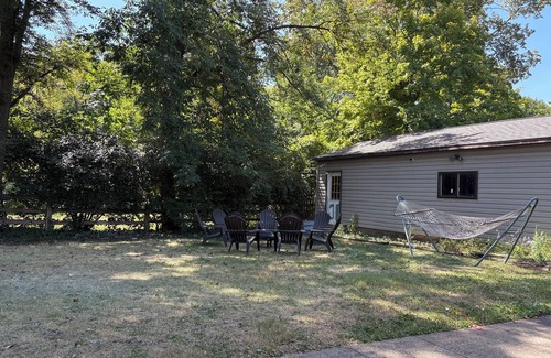 Dayton House | Spacious 4BR Mid-Century Modern Retreat in Dayton with Hot Tub
