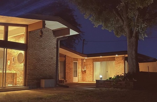 Dayton House | Spacious 4BR Mid-Century Modern Retreat in Dayton with Hot Tub
