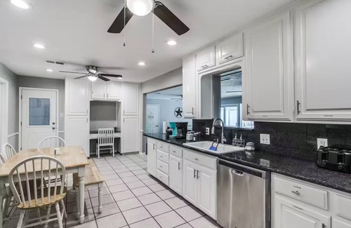 Bedford House | Spacious 4BR Near DFW & Stadium
