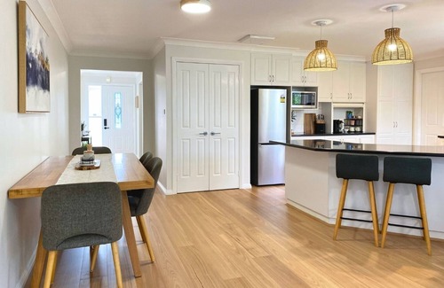 Tatton House | Spacious 4BR Retreat in Ideal Suburb of Tatton - Pet Friendly