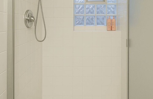 Rogers Park Apartment | Spacious 4BR Retreat