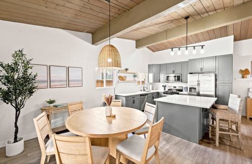 College West House | Spacious 4BR Retreat w/Hot Tub, Fire Pit & Patio