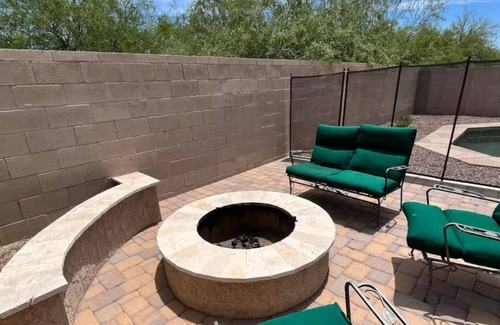 Surprise Farms House | Spacious 4BR Surprise Oasis with Private Pool – Family Friendly