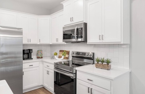 Gallatin House | Spacious 4BR Townhome - Pet Friendly, WIFI, Dedicated Workspace in Gallatin