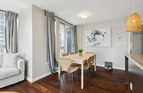 Crosstown Apartment | Spacious 4BR Waterview Condo with Pool near Rogers Arena for 9