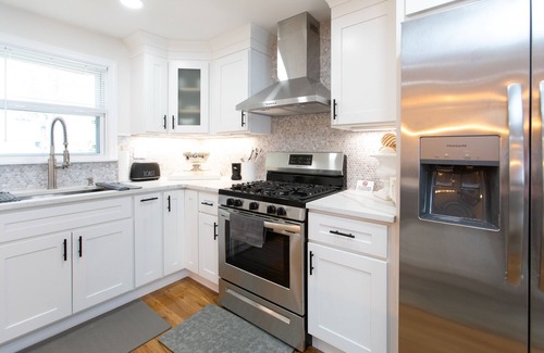 Randolph House | Spacious 4BR with Modern Amenities – Family-Friendlyn